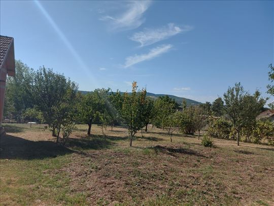 Odlična kuća sa 15ari placa