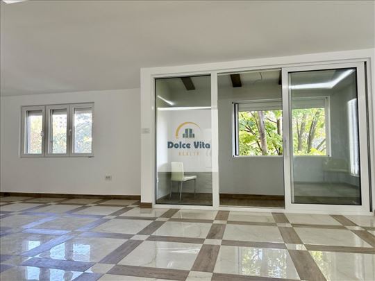Renoviran trosoban. Profesorska kolonija. Pogled n