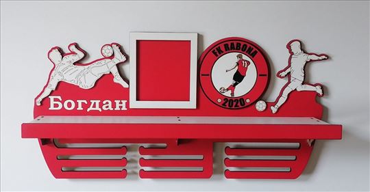 Držač za medalje sa policom za pehare i grbom klub