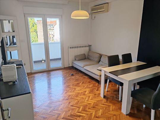 Stari Grad 4-soban stan renoviran za rentu