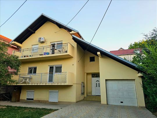 Uknjižena troetažna kuća sa placem – Altina, Zemun