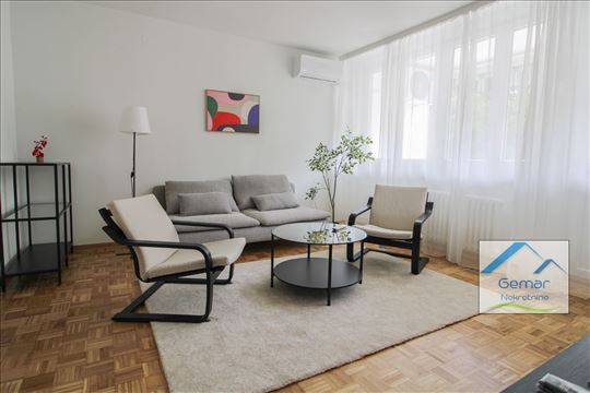 Upravo renoviran! Trosoban stan. Svetao