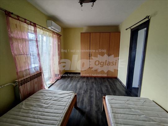 Izdaje se stan u Surčinu. 