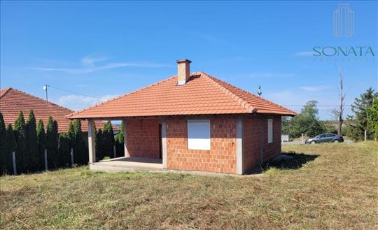 Plac od 11 ari sa kućom od 83m2