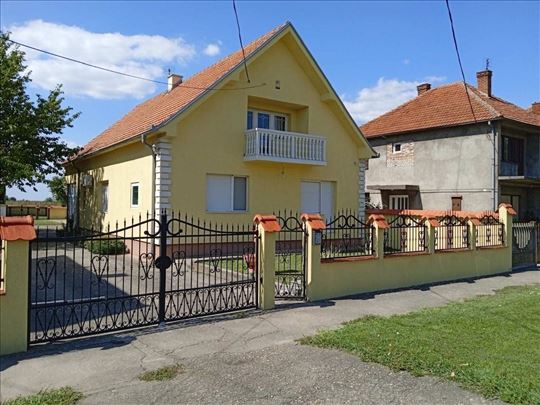 Prelepa lux kuća u Šimanovcima sa velikim placem! 