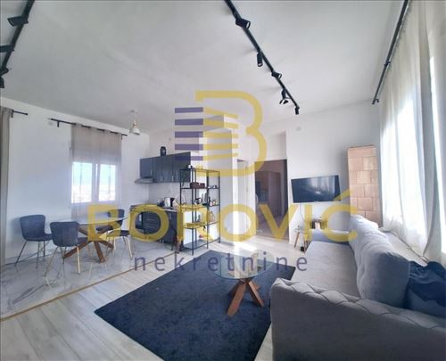 Skadarlija, salonac 44m2,uknjižen, retko u ponudi