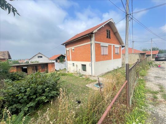 Uknjižena kuća i plac u Mladenovcu 