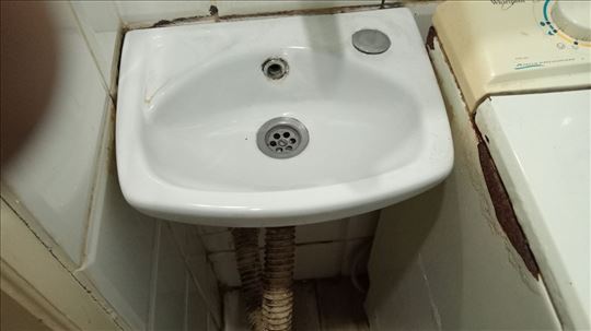 umivaonik, vodokotlić i wc šolja sve ujedno