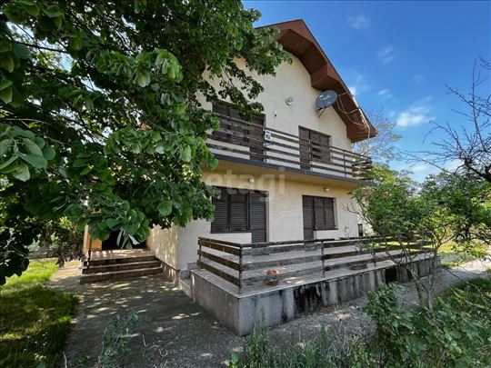 Dve kuće, veliki plac - odlična ponuda!