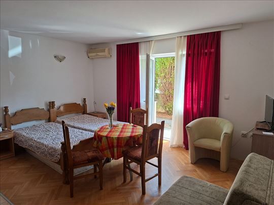 Dva studija na šetalištu kod Snežnika