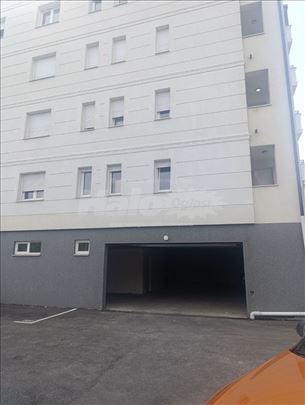 Izdajem garažno mesto u Mirijevu