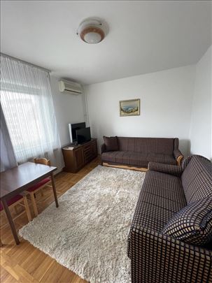 Jednoiposoban namešten stan u Novosadskog sajma