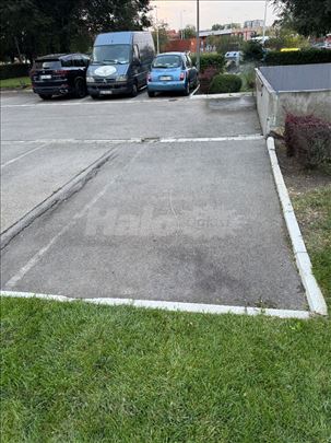 Parking na otvorenom pored Konstantina