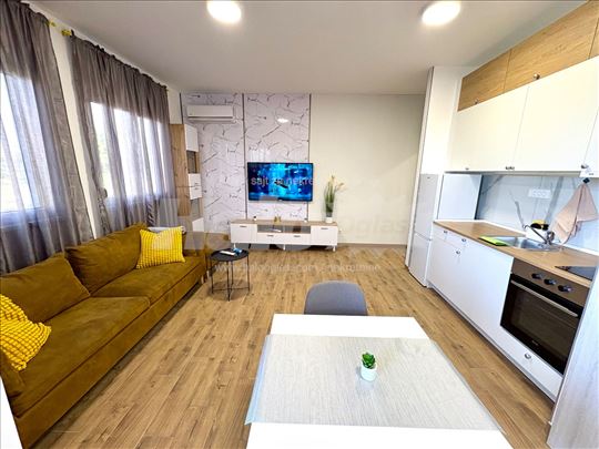 Pravi dom u centru Jakova + parking , nov, moderan