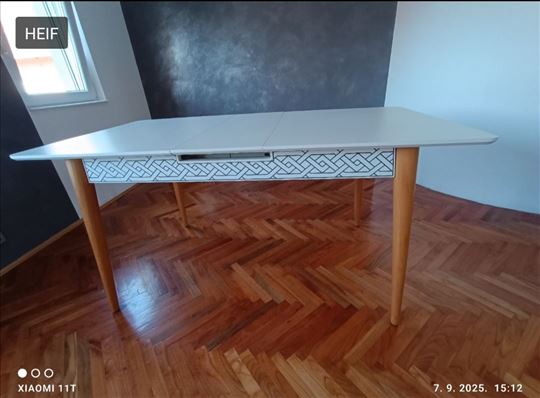 Prodajem trpezarijski sto prodajem 