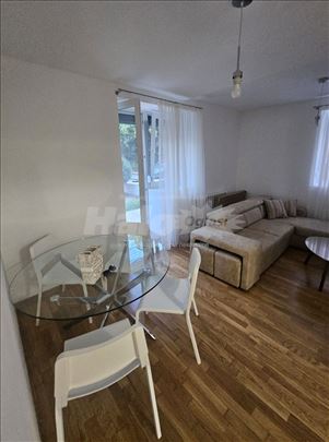 Renoviran novoopremljen stan