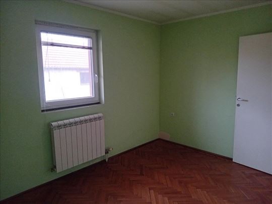 Odlična kuća u centru Surčina