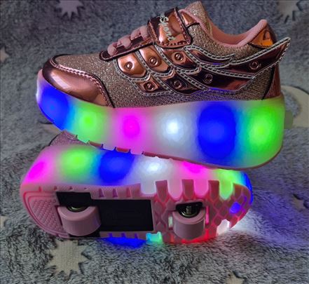 Patike sa točkićima ili bez njih,punjive,ima broje