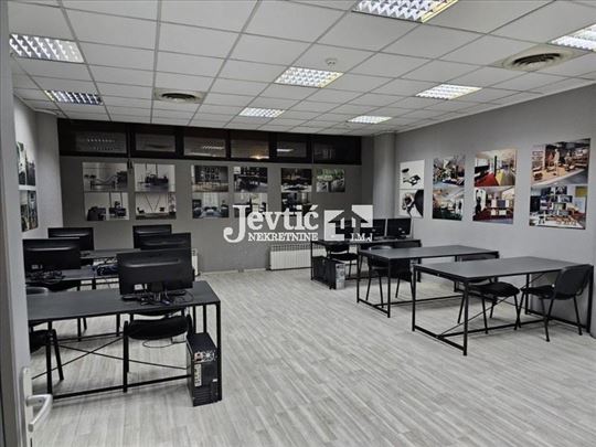 Poslovni prostor u centru grada sa 2 psrking mesta