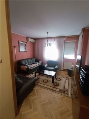 Prostran trosoban stan na Novoj Detelinari