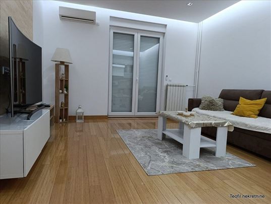 Bulevar 50+L noviji renoviran lux,mogućnost garaže