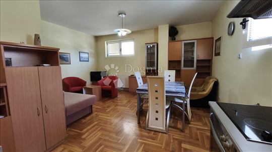 Funkcionalan stan za izdavanje na rubu Zvezdarske 