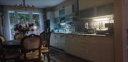 Izdaje se lux porodična kuća na Bubnju, sa svim tr