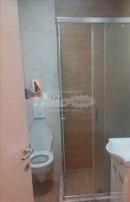 Izdaje se manji stan na Ledinama, novogradnja