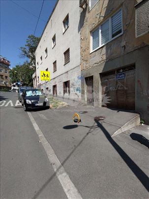 Magacinski prostor sa mogućnošću parkiranja