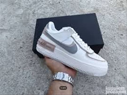 Nike Air Force 1 Amethyst Grey; NOVE Forsice, AF F