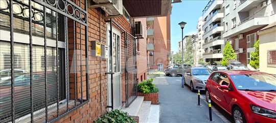 Poslovni prostor/salon u blizini Vukovog spomenika