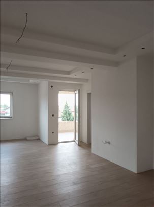 Surčin, 5.0 200m, sprat, eg, Novo, nenamešten