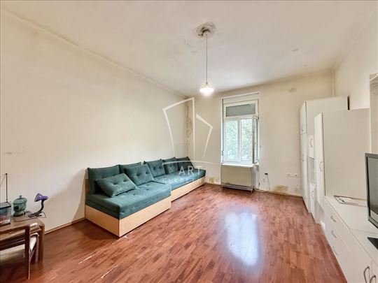Uknjižen, dvosoban,za renoviranje, TA ID#12156