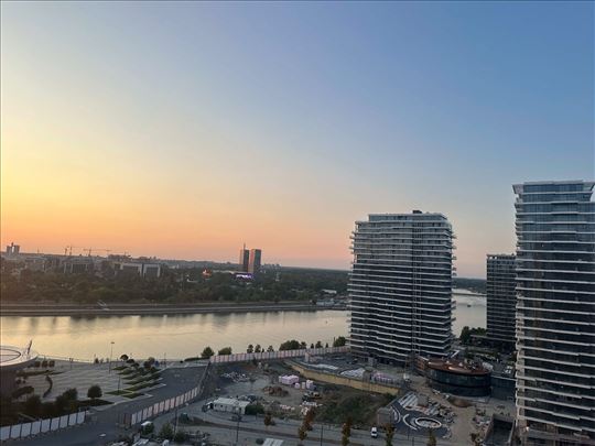 BW Aqua izdavanje pogled na kulu i reku 