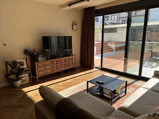 Ekskluzivni stan sa privatnim dvorištem i bazenom