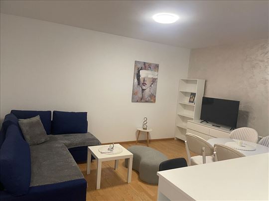 Lux garsonjera kod Cvetkove pijace, neuseljavana !