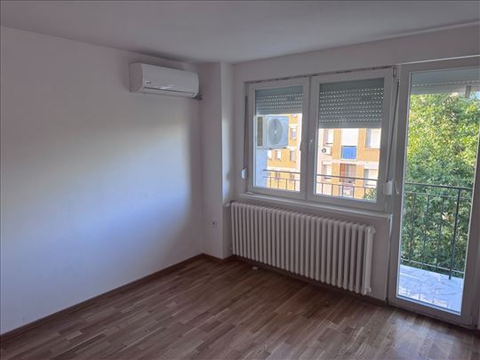 Odličan stan na Detelinari ! Molijerova