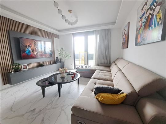 Uknjižen stan sa parking mestom