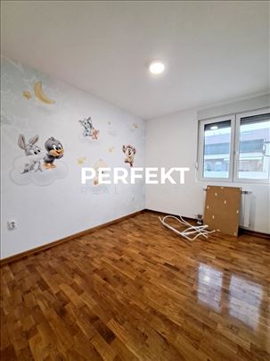 Centar, trosoban, 74m2, namešten, treći sprat, lif