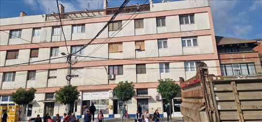 Dvosoban stan u centru Surčina 55kvm+terasa+garaža