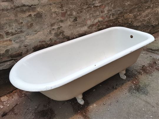 Gusana stara retro kada sa nogicama