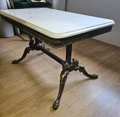 Klub sto Mermerni sto sa mesinganim ramom