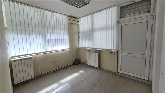 Lokal sa izlogm na prodaju, Vojvode Stepe, 63m²