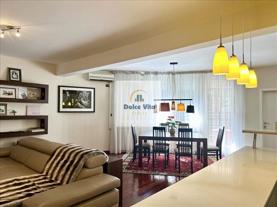 Spuštena cena! Unikatan 4-soban u kvalitetnoj zgra