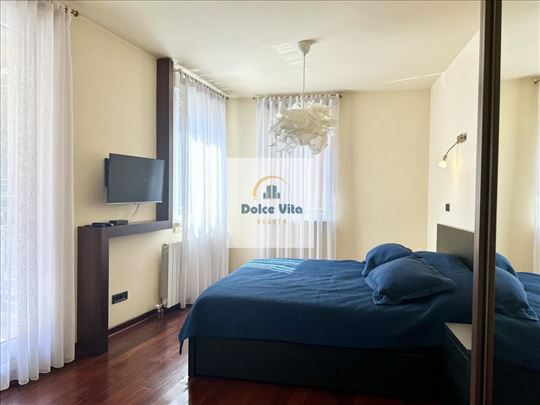 Spuštena cena! Unikatan 4-soban u kvalitetnoj zgra