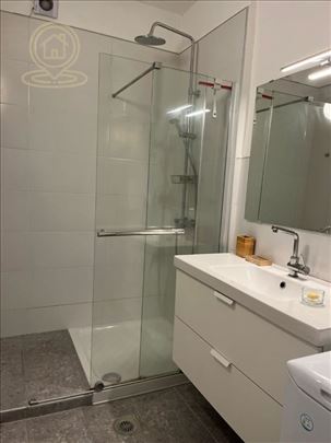 dvosoban stan 60m², renoviran, preko puta Nemačke 