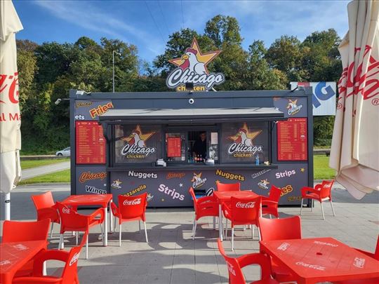 Kiosk za fast food opremljen spreman za rad