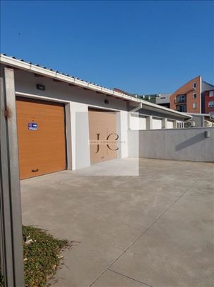 Na Prodaju Garaza ** Detelinara ** 35 000 Evra