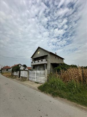Porodična kuća u Dobanovcima