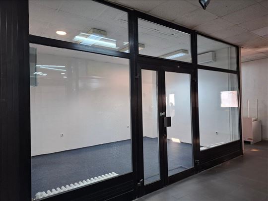 Blok 44,TC Piramida,renoviran lokal,20m2,m.čvor